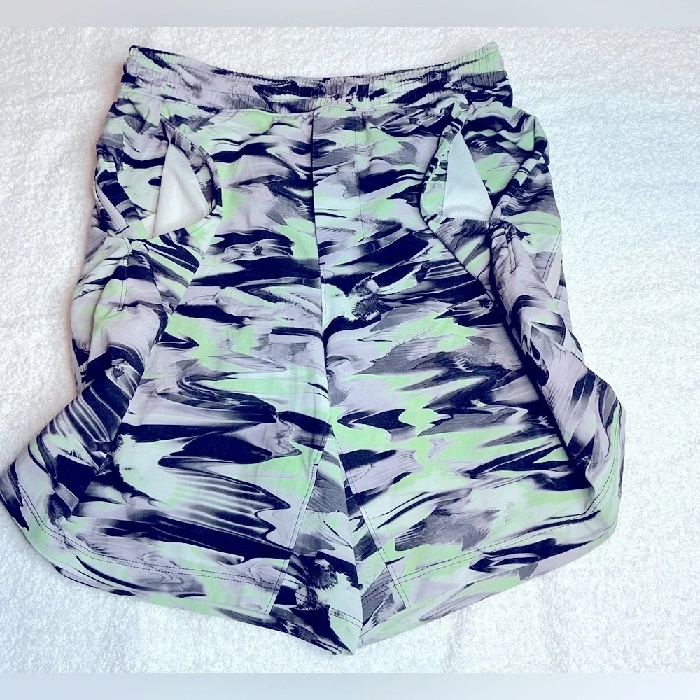 Lululemon Athletica men’s Green and Black Athletic Shorts camouflage size S
